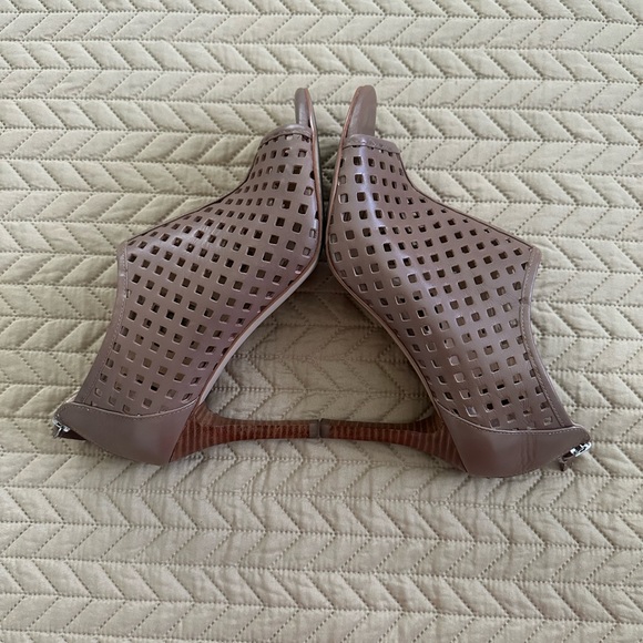 Tahari lattice work heel with stacked heel (3 3/4-4”), in tan, back zip, size 9 - Picture 5 of 10